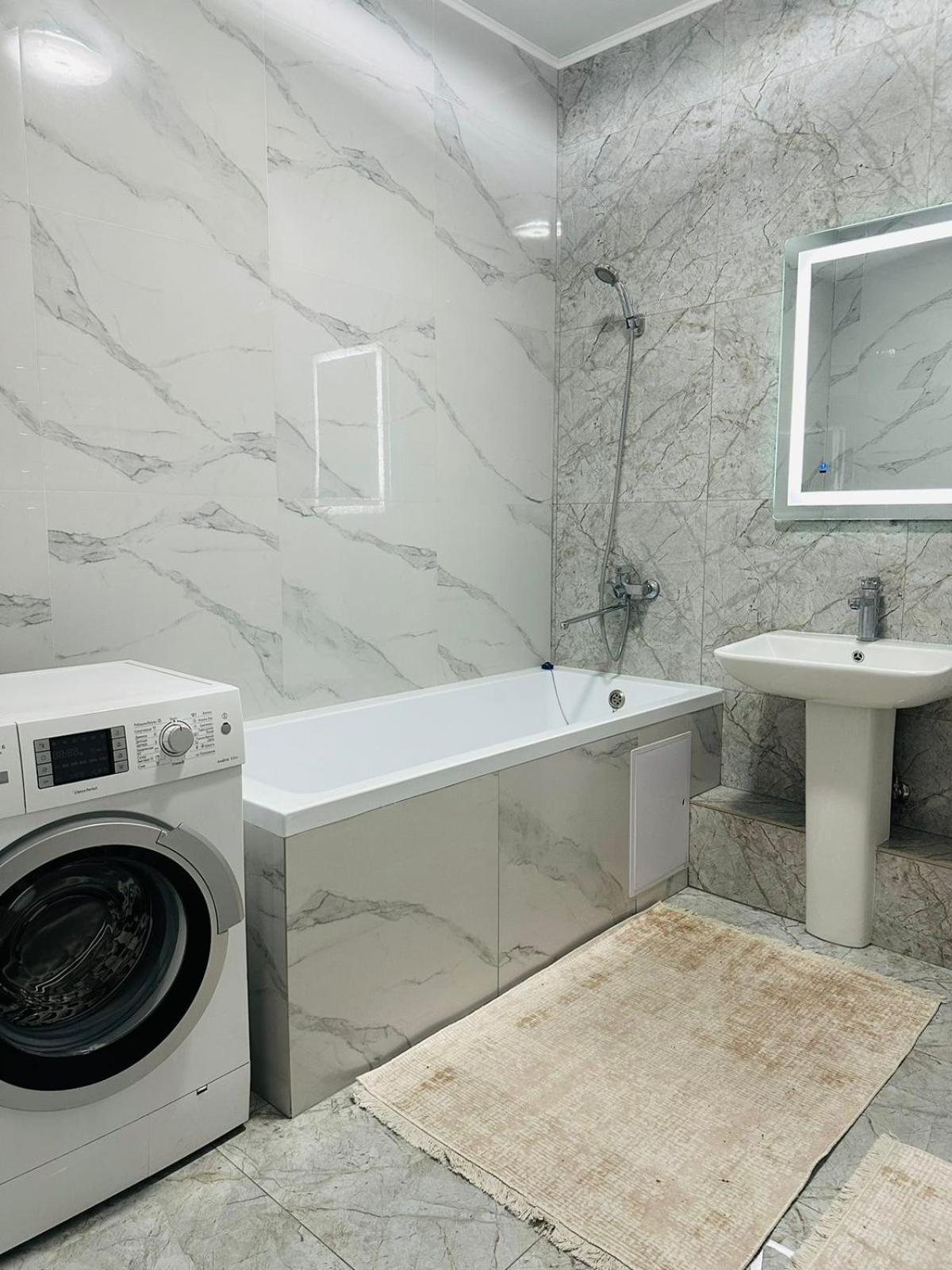 современная с идеальной локацией, рядом метро и горы Apartment Almaty