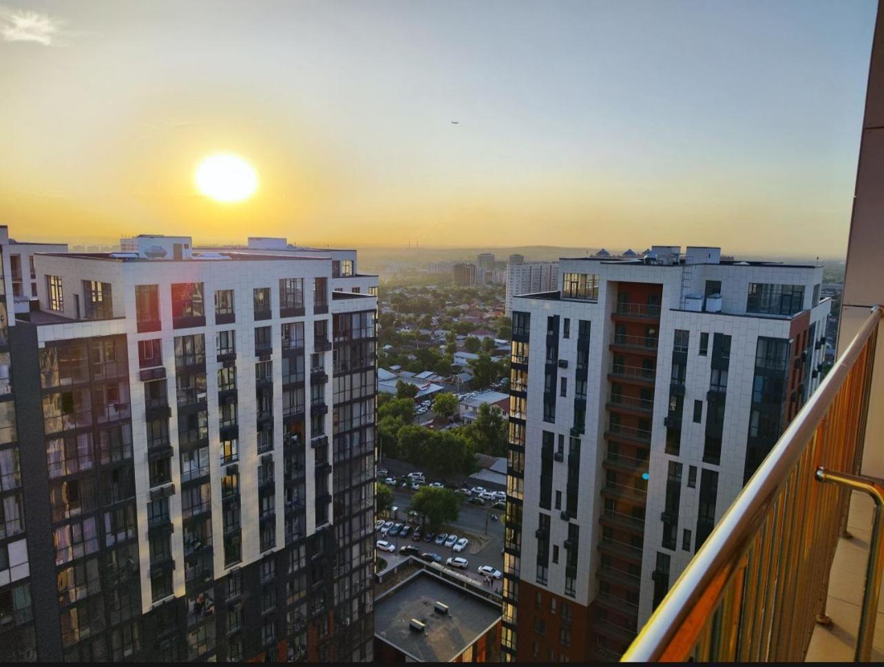 современная с идеальной локацией, рядом метро и горы Apartment Almaty