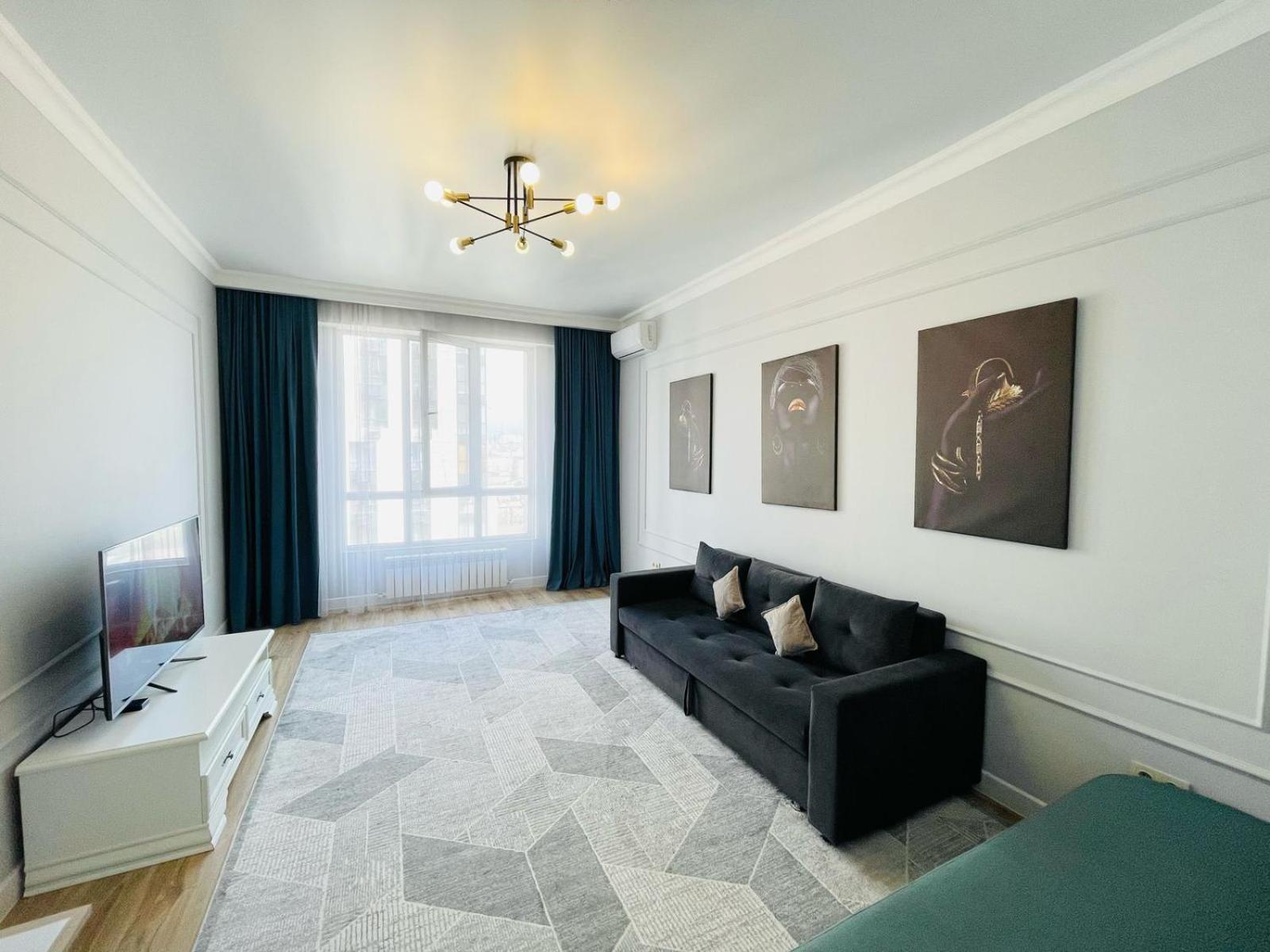 современная с идеальной локацией, рядом метро и горы Apartment Almaty