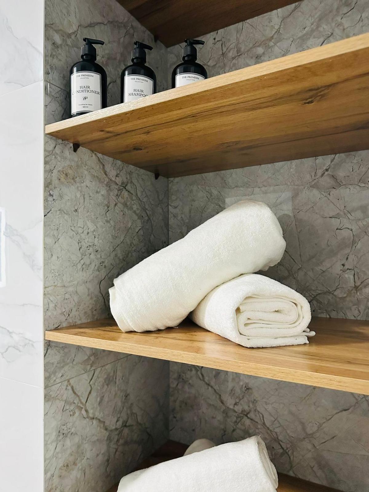 современная с идеальной локацией, рядом метро и горы Apartment Almaty